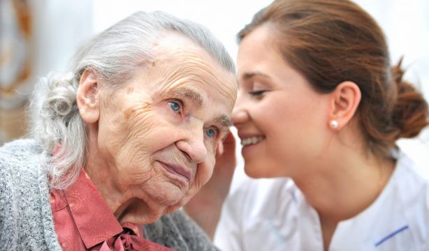 'Elderspeak', la mala costumbre de hablar a los mayores como si fueran niños pequeños