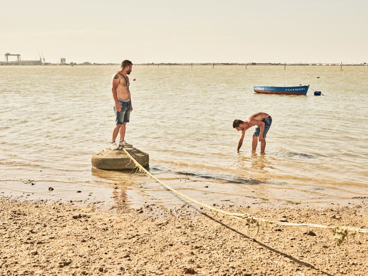 Escena de 'Entre dos aguas' (2018) de Isaki Lacuesta