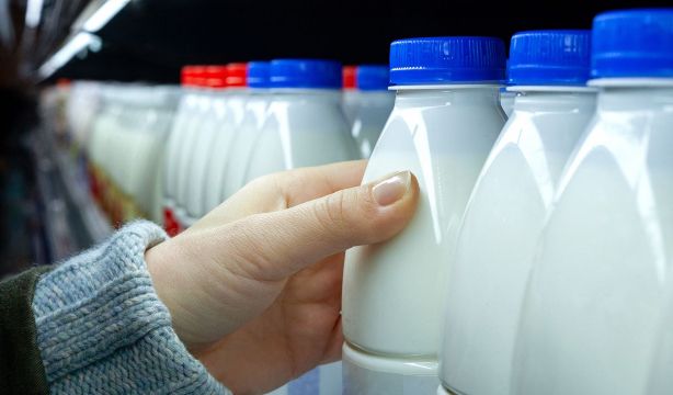 Varios supermercados, en el foco de los ganaderos por utilizar la leche como reclamo