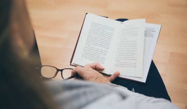 Oftalmólogos aconsejan hacer pequeñas pausas mientras se lee para descansar la vista