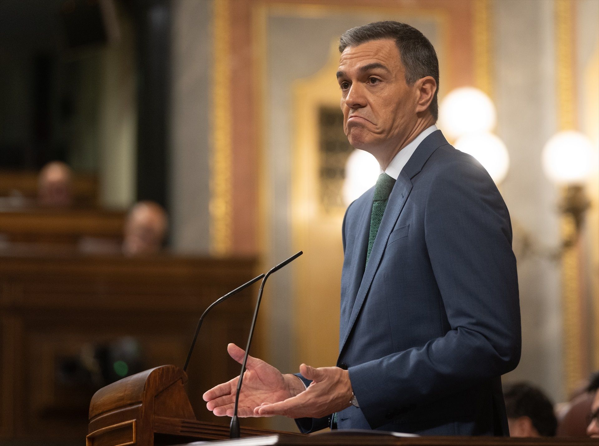 Plan de "regeneración" de Sánchez: limitar la financiación pública de medios, debates por ley...