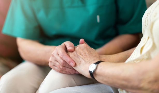 Ayudar a los demás para cuidarse a sí mismo: 2 horas a la semana en acciones de voluntariado mejora la salud cognitiva
