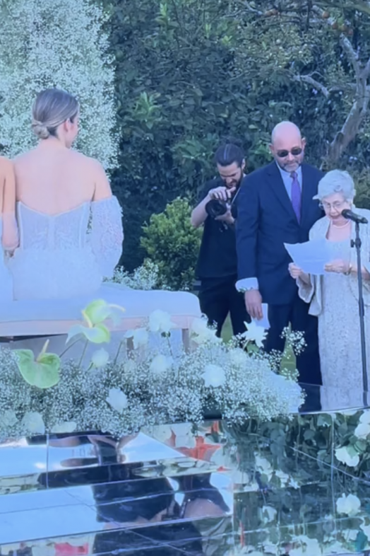 VÍDEO: El emotivo discurso de una abuela en la boda de su nieta con su novia