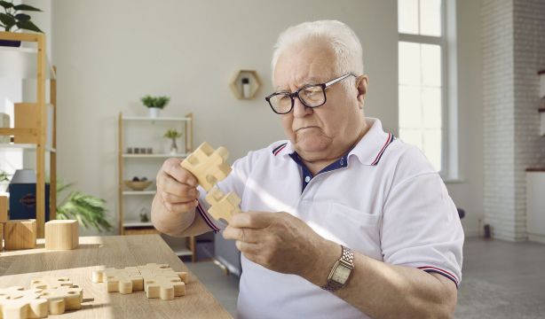 Lanzan una nueva guía para cuidadores de personas mayores con alzhéimer