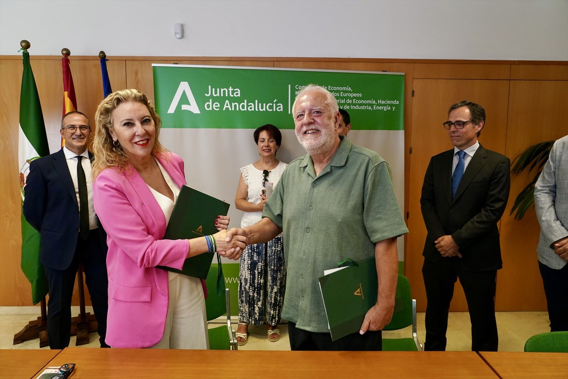 La Junta firma un protocolo con FOAM para facilitar el acceso de los mayores a servicios tributarios La Junta firma un protocolo con FOAM para facilitar el acceso de los mayores a servicios tributarios