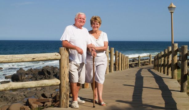 El papel de las ONG para evitar la soledad no deseada de los mayores en verano