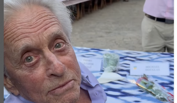 Michael Douglas celebra sus 80 años con las personas mayores de Valldemossa (Mallorca)