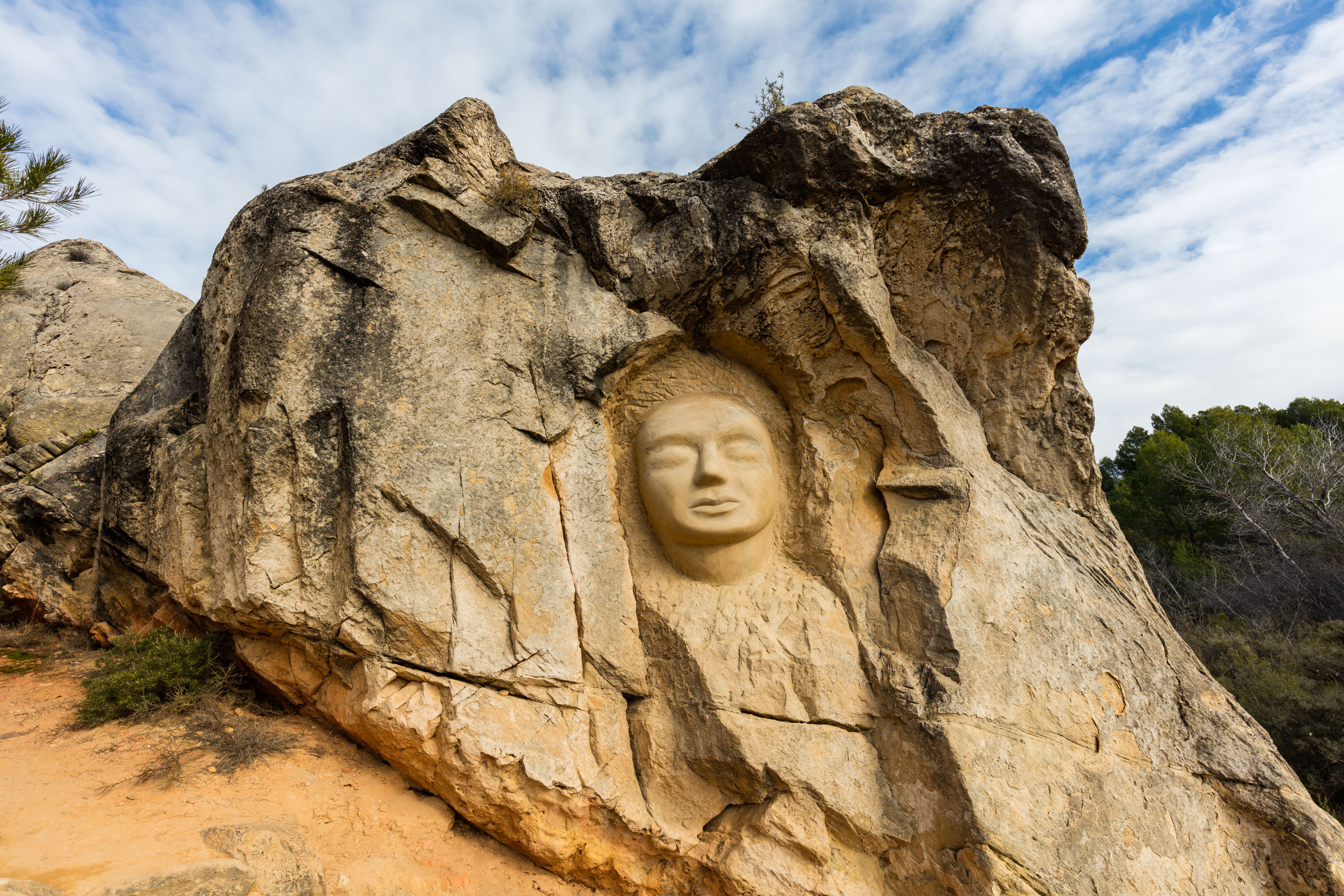 Un paseo entre pinos y rocas areniscas con rostros esculpidos