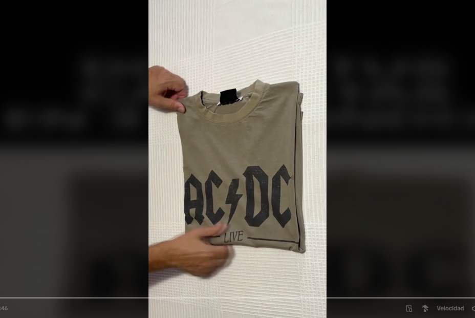 El truco para doblar una camiseta en 3 segundos (TikTok) El truco para doblar una camiseta en 3 segundos (TikTok)