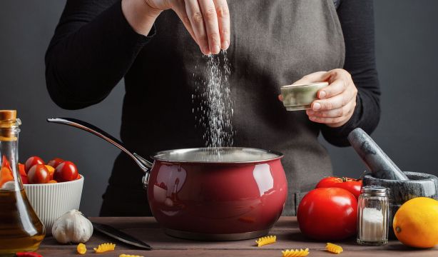 Los hombres mayores añaden más sal a la comida
