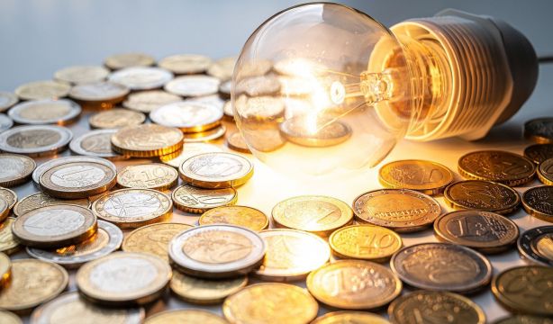 OCU advierte de que Europa quiere acabar con el mercado regulado de luz para todos los consumidores