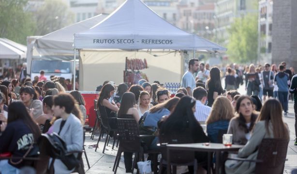 Los epidemiólogos piden que se prohiba fumar en las terrazas y cerrar las máquinas expendedoras