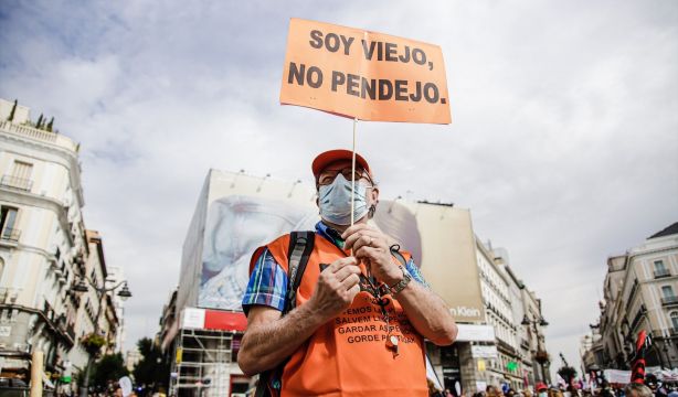 EuropaPress 4009125 hombre cartel lee soy viejo no pendejo participa concentracion pensionistas