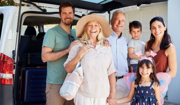 Consejos si vas a viajar con una persona con alzhéimer este verano