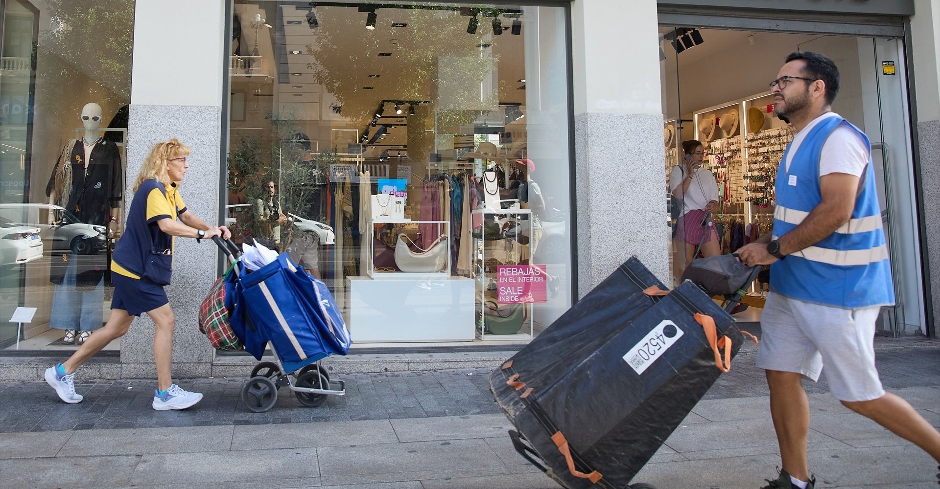 El paro cae en julio a su nivel más bajo en 16 años pero se pierden casi 10.000 empleos El paro cae en julio a su nivel más bajo en 16 años pero se pierden casi 10.000 empleos