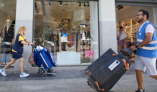 El paro cae en julio a su nivel más bajo en 16 años pero se pierden casi 10.000 empleos