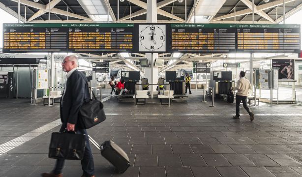 Renfe lanza abonos gratuitos de Cercanías y Media Distancia Renfe lanza abonos gratuitos de Cercanías y Media Distancia