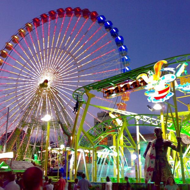 Noria y otras atracciones en la Feria de Albacete