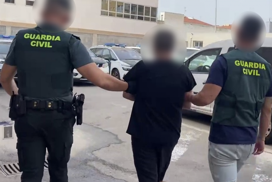 Dos detenidos y una investigada por estafar a una mujer de 87 años más de 80.000 euros Dos detenidos y una investigada por estafar a una mujer de 87 años más de 80.000 euros