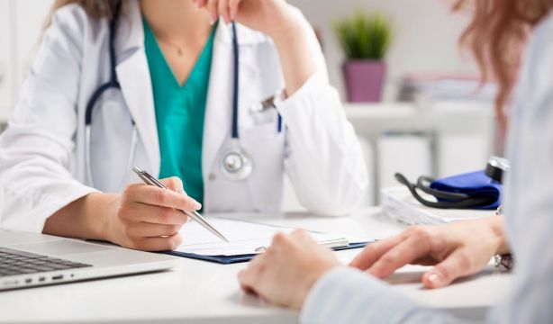 La Comunidad de Madrid lanza una campaña para favorecer el retorno de médicos a la región