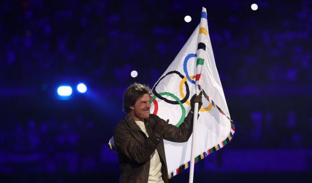 Tom Cruise arrasa en la clausura de los Juegos Olímpicos: así fue su salto sin paracaídas