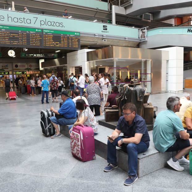 EuropaPress 2299550 Varios pasajeros esperan sentados con sus maletas en la estación de tren Puerta de Atocha de Madrid durante la primera de las cuatro jornadas de paros parciales de Renfe a los que el sindicato CGT ha convocado a los tra