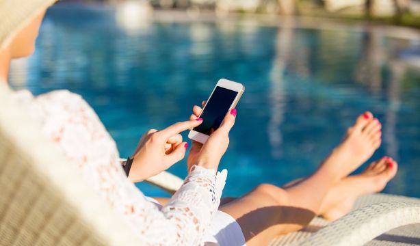 Protege tus dispositivos cuando viajas: lo que no debes hacer si los conectas a WiFis públicas (Bigstock)