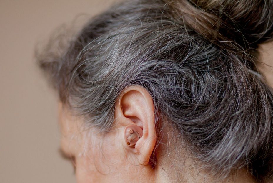 ¿Sabías que el uso de audífono puede reducir el riesgo de demencia en mayores?