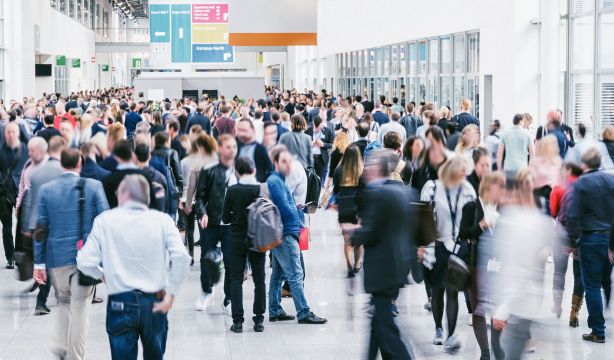 La población residente en España supera ya los 48,7 millones de habitantes. bigstock