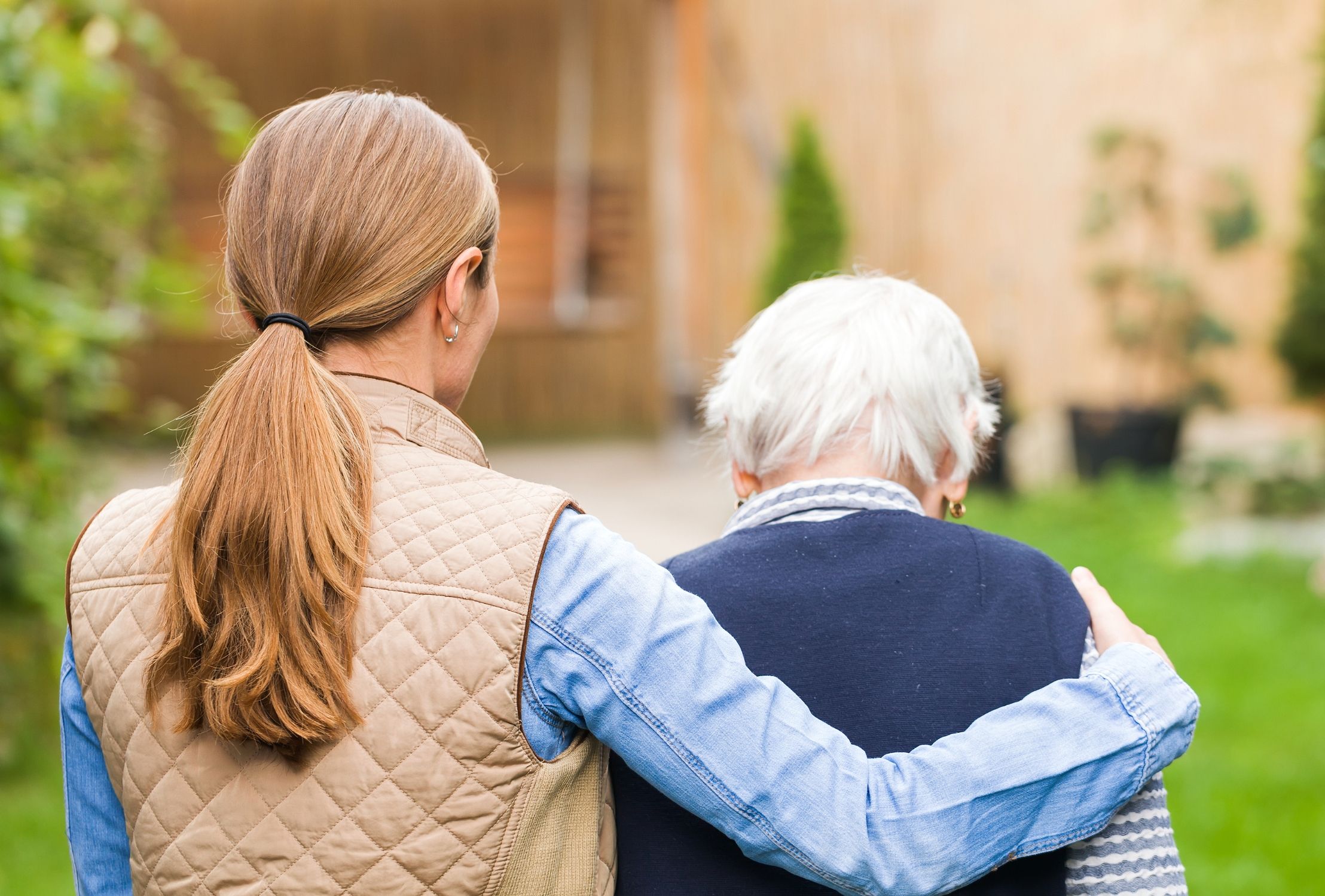 Un 38% de españoles cree que ha empeorado la relación con sus hermanos a raíz del cuidado de mayores (Bigstock)