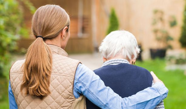Un 38% de españoles cree que ha empeorado la relación con sus hermanos a raíz del cuidado de mayores (Bigstock)