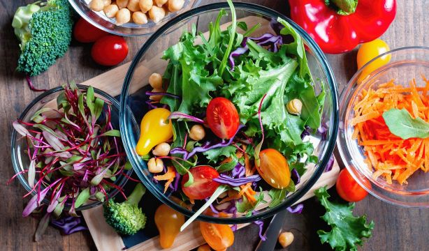 Las dietas basadas en plantas, imprescindibles para frenar la emisión de gases de efecto invernadero (Bigstock)