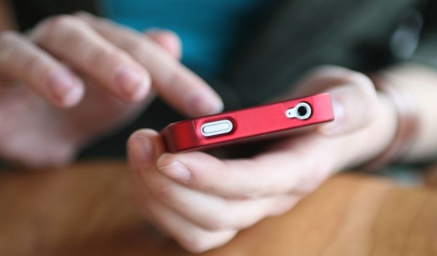 El Gobierno prohibirá contratar la luz por teléfono, salvo si el cliente lo pide