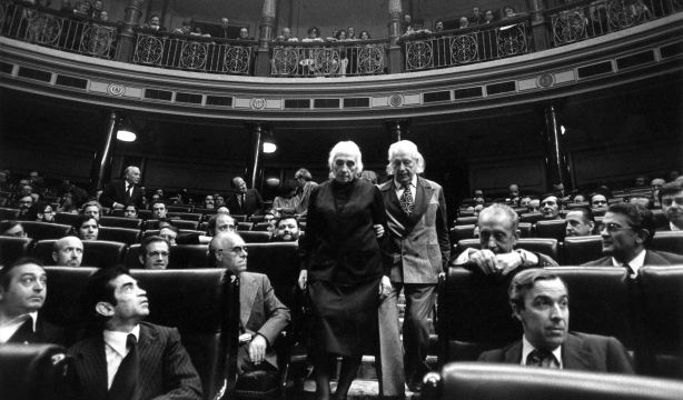 De "alguien ha envenenado mi bebida" al derecho a voto femenino: los mejores momentos del parlamento (Congreso de los Diputados) De "alguien ha envenenado mi bebida" al derecho a voto femenino: los mejores momentos del parlamento (Congreso de los Diputados)