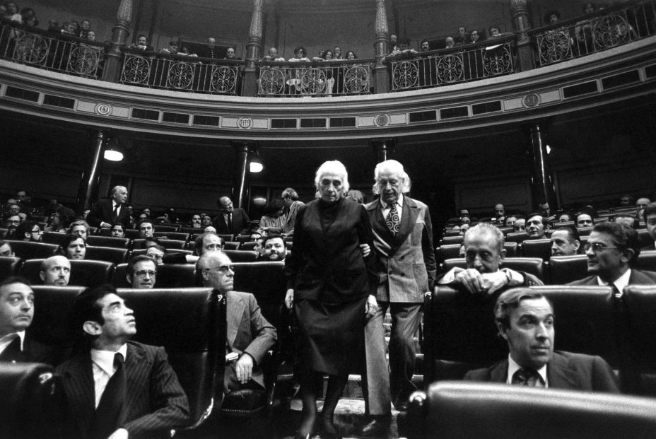 De "alguien ha envenenado mi bebida" al derecho a voto femenino: los mejores momentos del parlamento (Congreso de los Diputados) De "alguien ha envenenado mi bebida" al derecho a voto femenino: los mejores momentos del parlamento (Congreso de los Diputados)