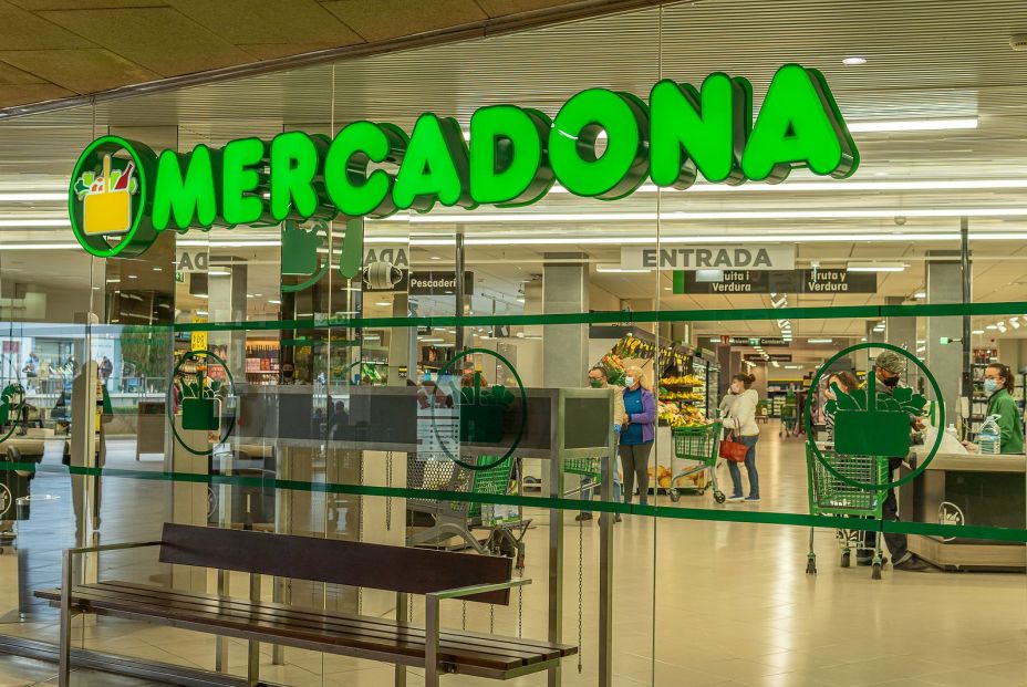 Mercadona baja de nuevo el precio del aceite de oliva y lo deja en menos de 7 euros por litro Mercadona baja de nuevo el precio del aceite de oliva y lo deja en menos de 7 euros por litro