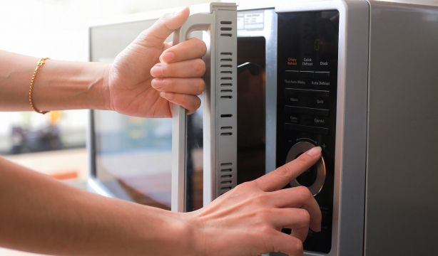 ¿Es realmente seguro calentar nuestra comida en el microondas?