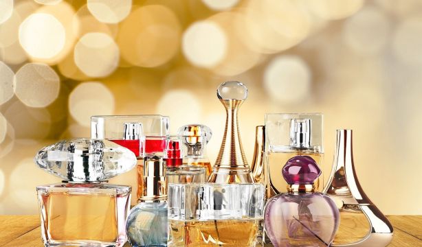 ¿Qué es un 'dupe'? El secreto de los clones en belleza y perfumería (Big Stock)