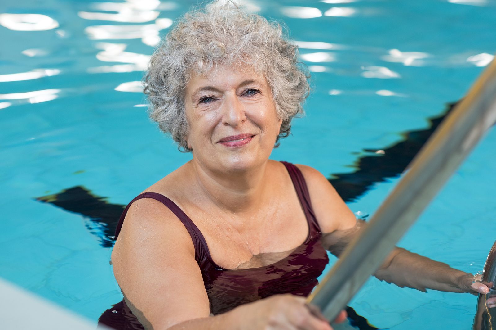 ¿Cómo debe ser una escalera que garantice el acceso seguro de los mayores a la piscina?