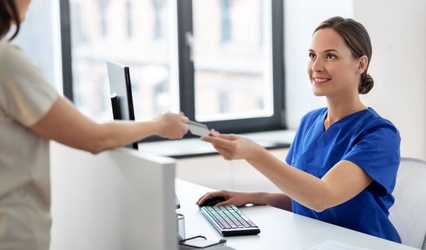 Qué es la tarjeta sanitaria preferente: cómo solicitarla para que te atiendan antes en el médico
