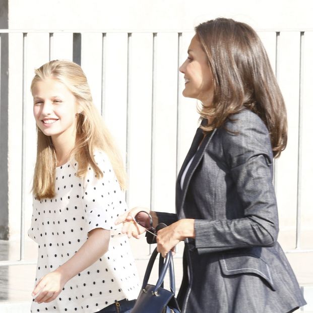  La princesa Leonor y la Reina Letizia visitan a Don Juan Carlos