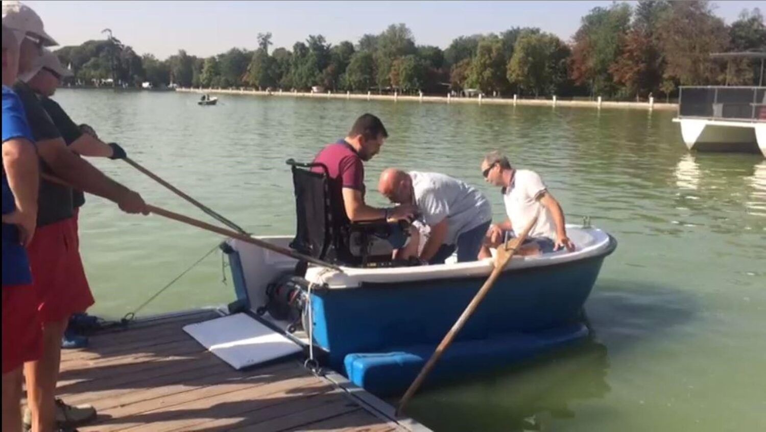 Las barcas a remo de El Retiro, accesibles a sillas de ruedas motorizadas