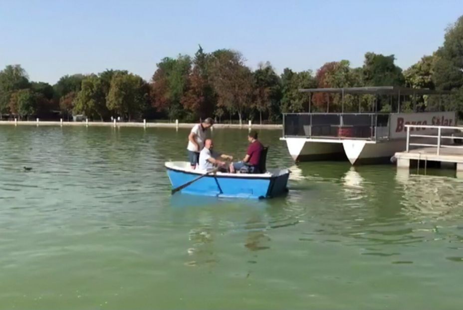 Las barcas a remo de El Retiro, accesibles a sillas de ruedas motorizadas