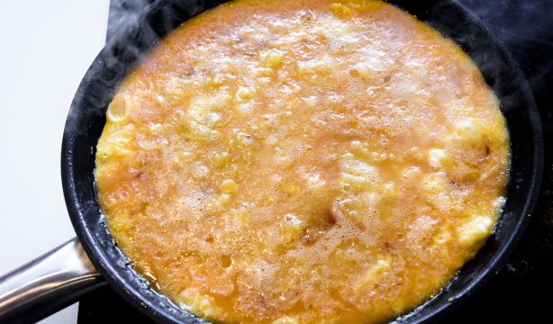 El truco definitivo del chef José Andrés para dar vuelta a la tortilla sin liarla