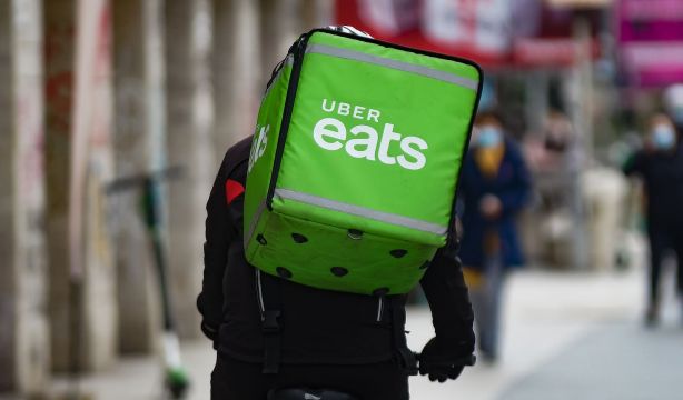 UberEats firma una inversión estratégica con Marlon´s para el crecimiento de las “smash burgers”