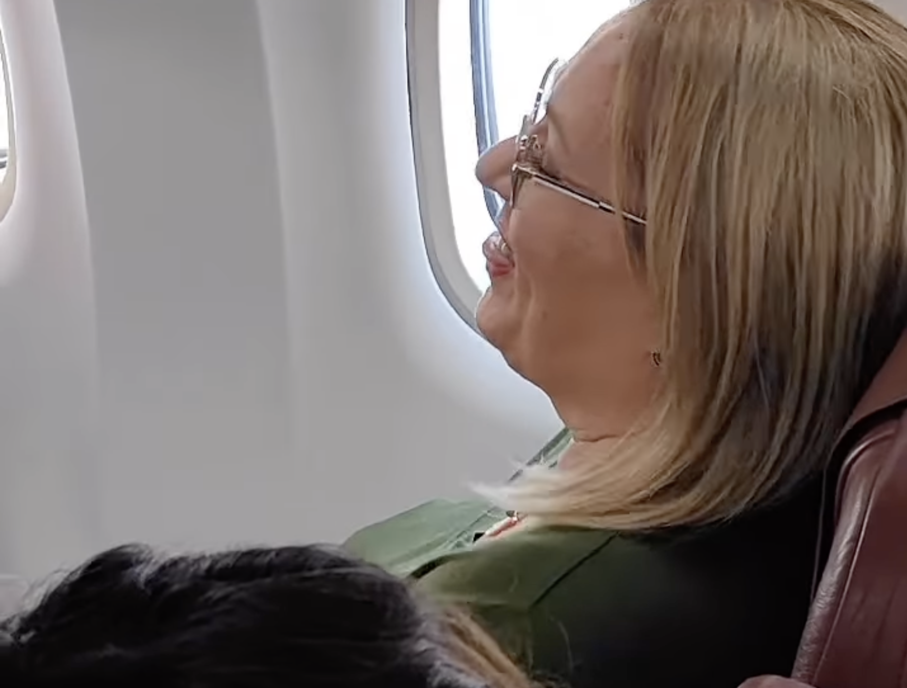 VÍDEO: Un piloto sorprende a su madre en pleno vuelo con un emotivo mensaje VÍDEO: Un piloto sorprende a su madre en pleno vuelo con un emotivo mensaje