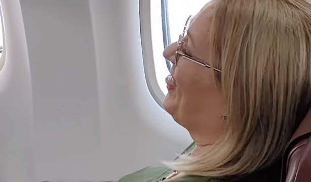 VÍDEO: Un piloto sorprende a su madre en pleno vuelo con un emotivo mensaje