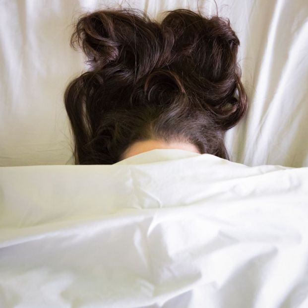 ¿Es bueno dormir sin almohada?