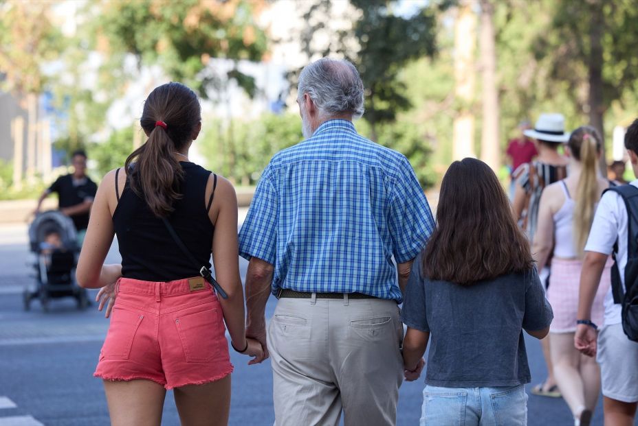 Los abuelos vuelven un año más al cole: "Ayudamos encantados, pero faltan medidas de conciliación" Los abuelos vuelven un año más al cole: "Ayudamos encantados, pero faltan medidas de conciliación"