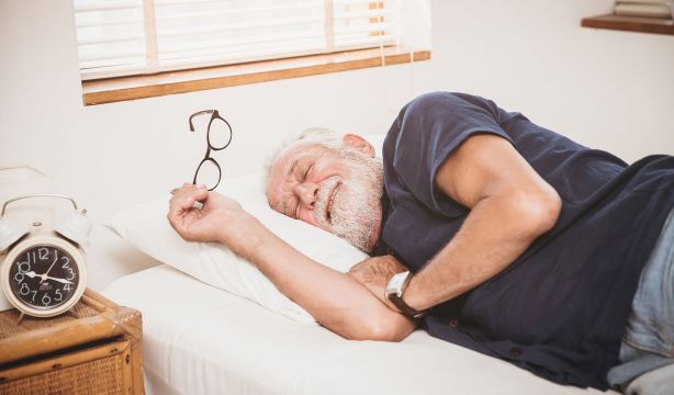 Un experto aclara cuánto deben dormir las personas mayores